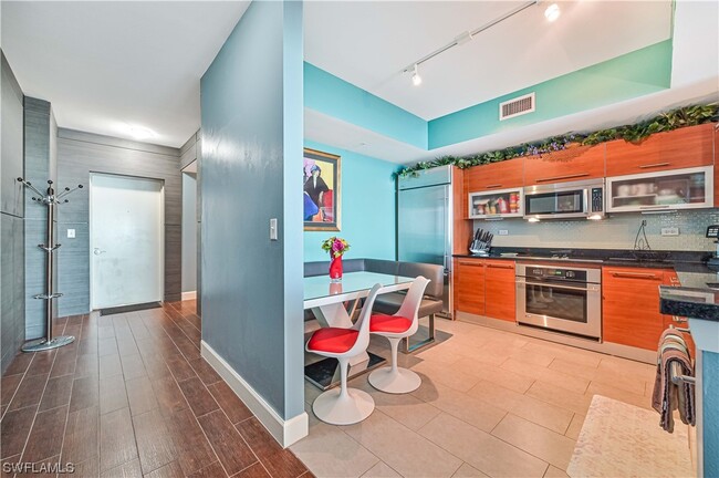 Foto del edificio - 3000 Oasis Grand Blvd