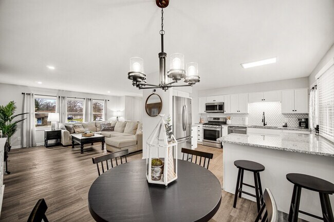 Foto del edificio - 706 Christy Ln