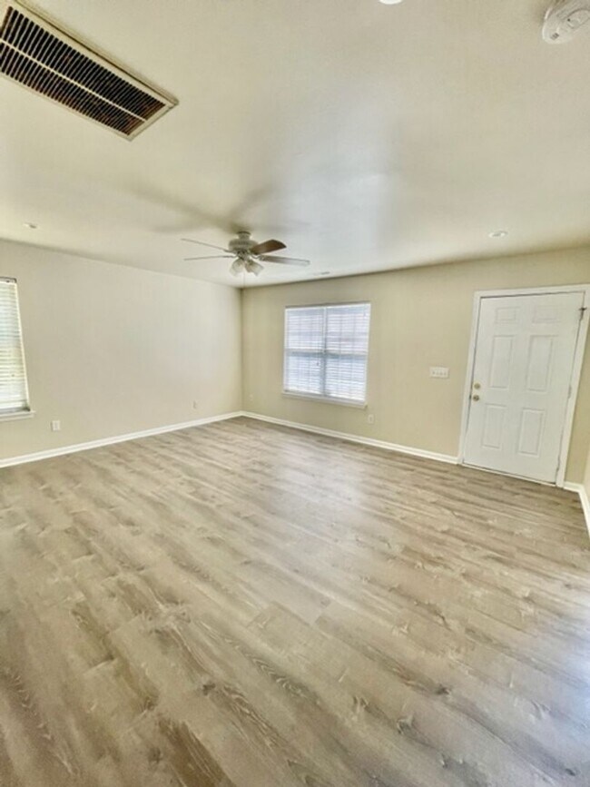 Foto del edificio - Must see this 4 bedroom 2.5 bath townhouse...
