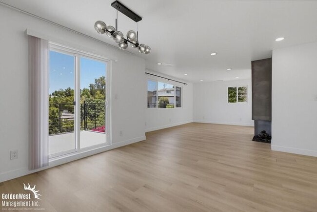 Building Photo - Stylishly Updated 3Bdm 2Ba Main Home in San Diego - MI Special!