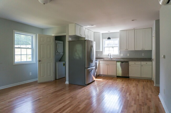 Building Photo - Charming Two-Bedroom in North Asheville