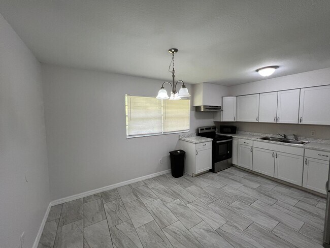 Foto del edificio - Charming,  3 Bedroom (w/ Bonus Room), 2 Ba...