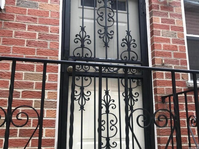 Foto del edificio - 206-18 45th Rd
