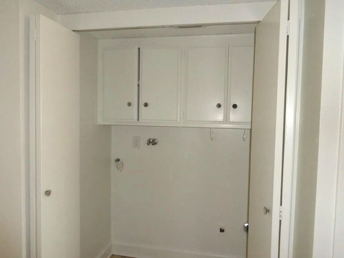 Building Photo - 711 Ivywood Dr