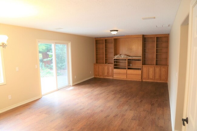 Building Photo - Quiet 4bed/2.5 Bath 3/4 miles to OSU