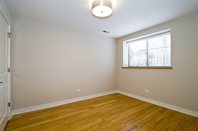 Building Photo - 6225 N Hermitage Ave