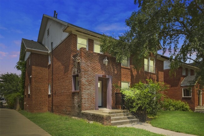 Building Photo - 420 W Clay St