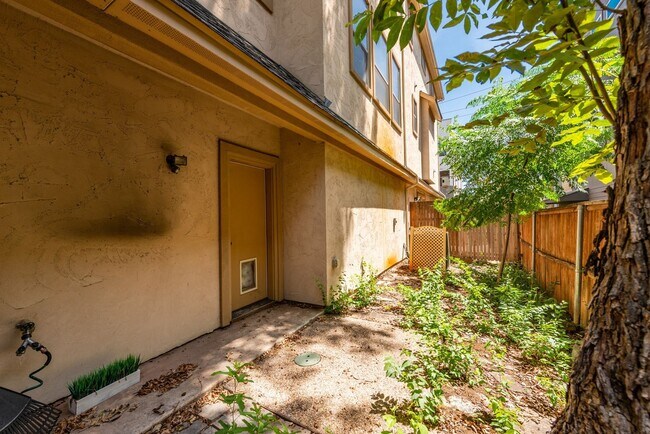 Foto del edificio - Beautiful Tuscan feel Condo Lower Greenville area