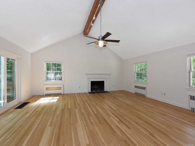 Foto del edificio - 423 Mill River Rd