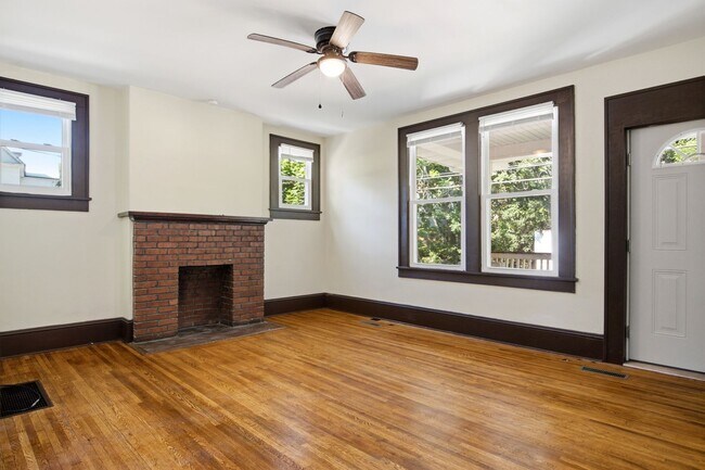 Foto del edificio - Recently Renovated 3 Bedroom Craftsman – Pet Friendly!
