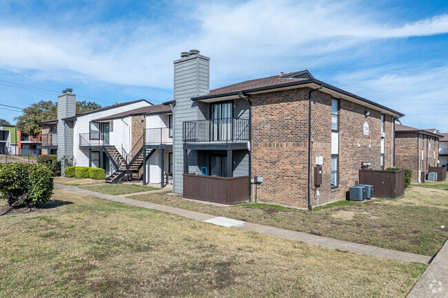 Foto del edificio - Pine Oaks Apartments