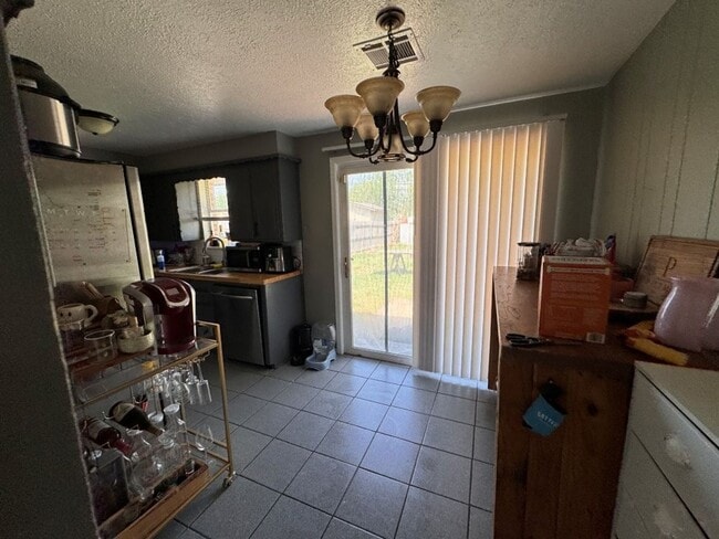 Building Photo - Cute 3 bed 1 and a 1/2 bath, updates throughout!