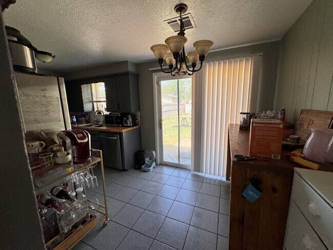 Foto del edificio - Cute 3 bed 1 and a 1/2 bath, updates throughout!