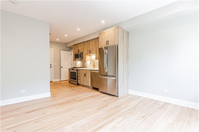 Foto del edificio - 2457 W Logan Blvd