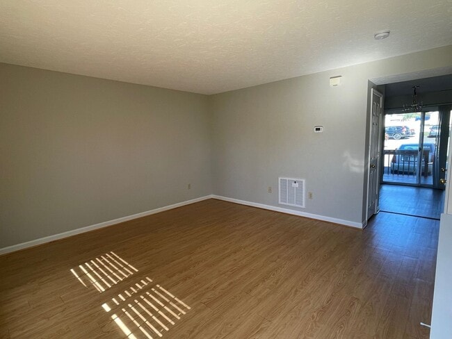 Building Photo - Fresh Two Bedroom Townhouse