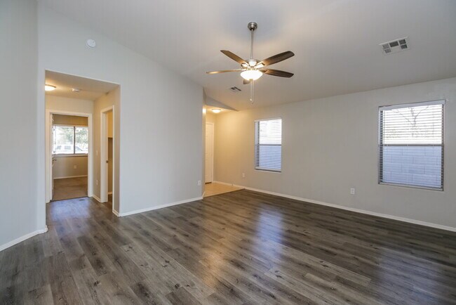 Building Photo - 5605 S 11th Pl