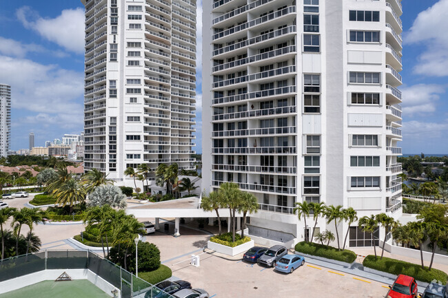 Building Photo - One Island Place