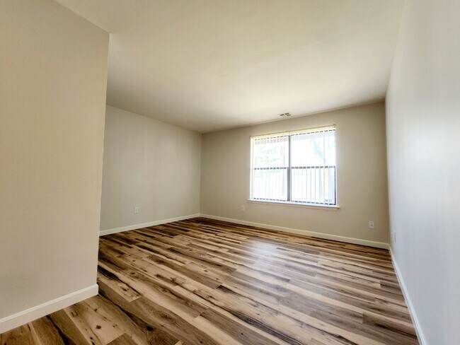 Building Photo - Perfect for the family! Conveniently Located