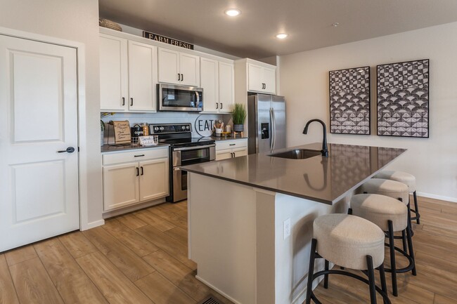 Foto del edificio - Modern 2 Bed / 2 Bath 1st Floor Condo w/ 1...