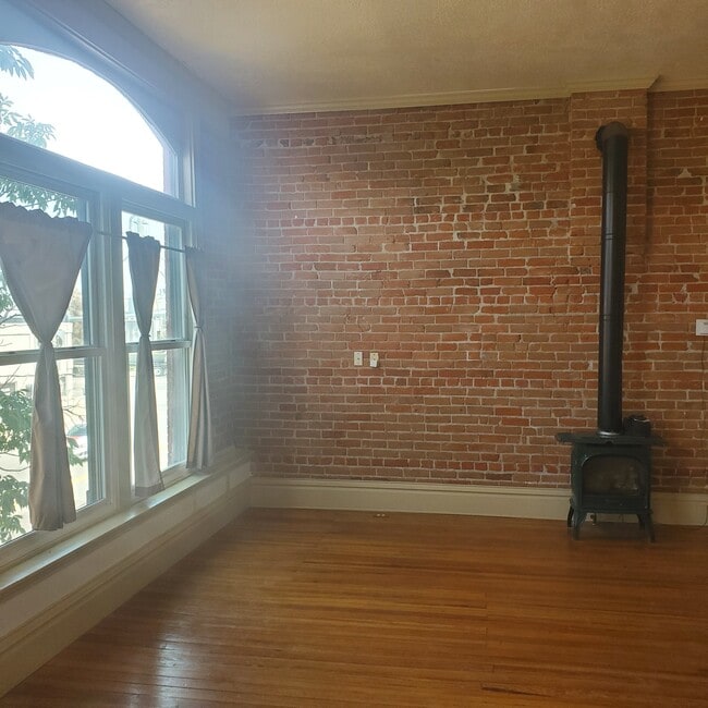 Building Photo - 216 1st St