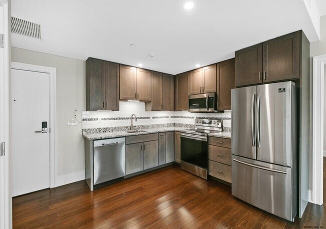 Building Photo - 25 Lawrence St