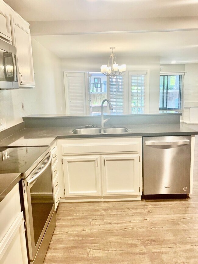 Building Photo - Luxury Rental in Mission Valley