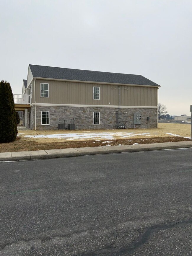 Building Photo - 100-103 LARKSPUR LANE