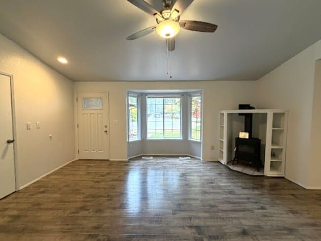 Building Photo - Spacious living with city access 3 bed 2 bath rambler!
