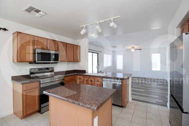 Building Photo - 40328 W Sanders Way