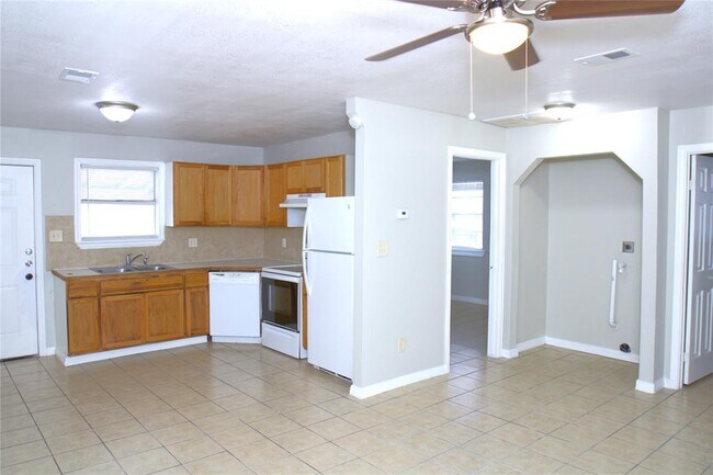 Building Photo - 123 W 6th St