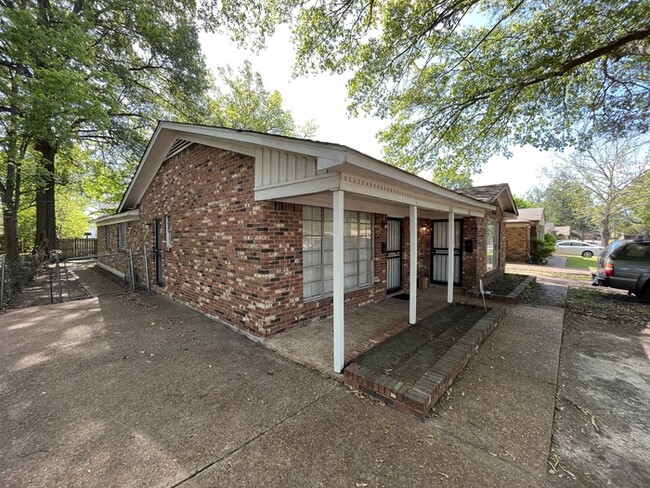 Building Photo - 1136 Railton - Available Now!