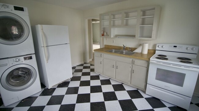 Building Photo - 2 Bed / 1 Bath Duplex Available Now