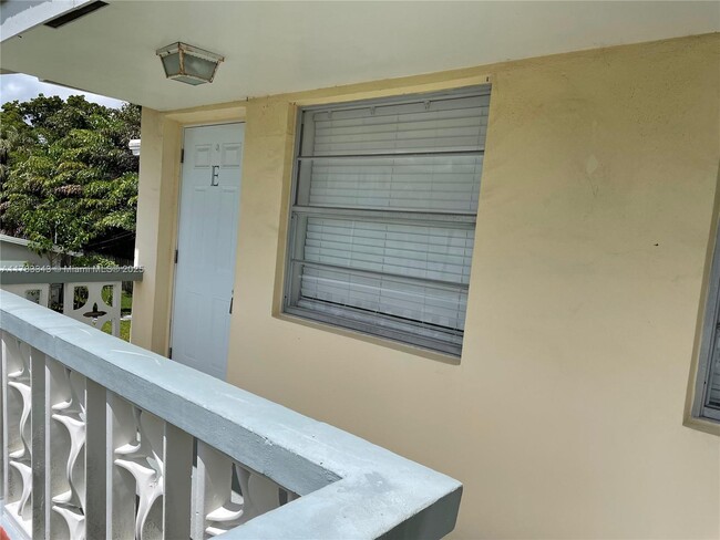 Foto del edificio - 604 NE 29th Dr