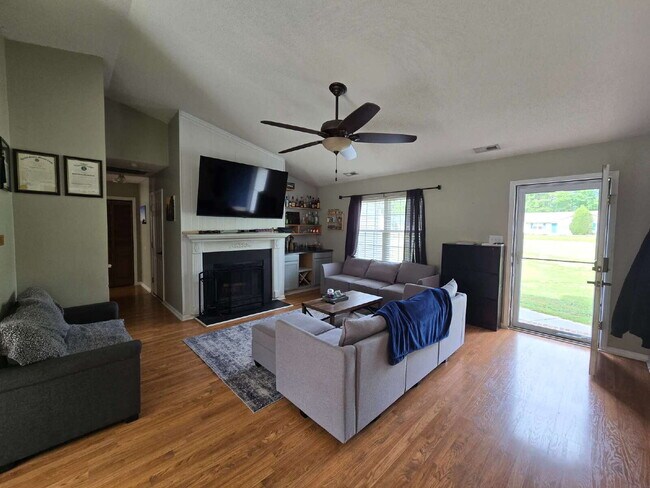 Foto del edificio - "Charming 3-Bedroom Home with 2 Full Baths in Jacksonville's Cozy Winterberry Court!"