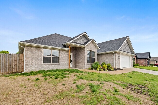 Foto del edificio - Spacious 4-Bedroom Home with Open Layout, Modern Upgrades & Fenced Yard!