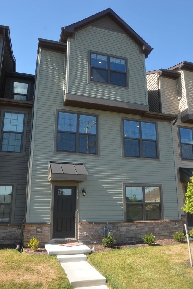 Building Photo - 323 E Cochran St