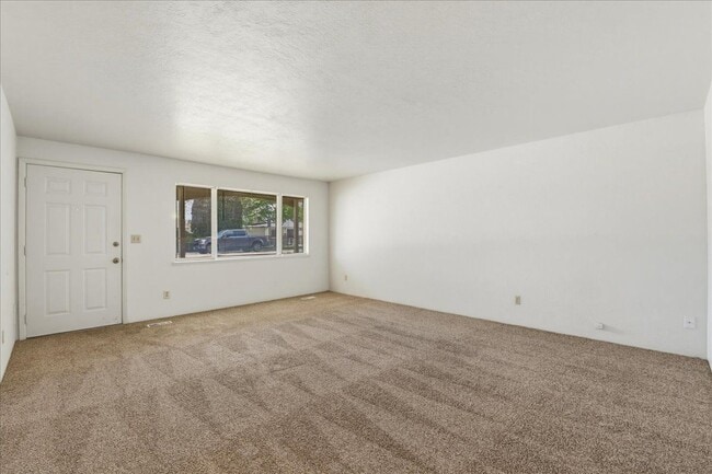 Building Photo - 117 N Homedale Ave