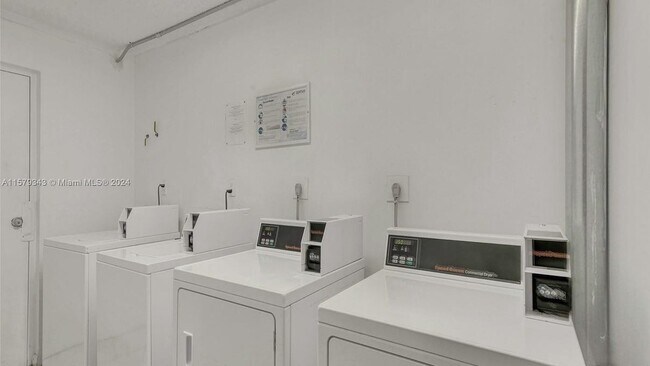 Foto del edificio - 6955 NW 186th St