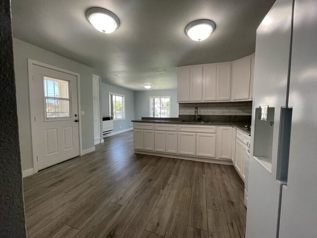 Kitchen - 3332 W 108th St