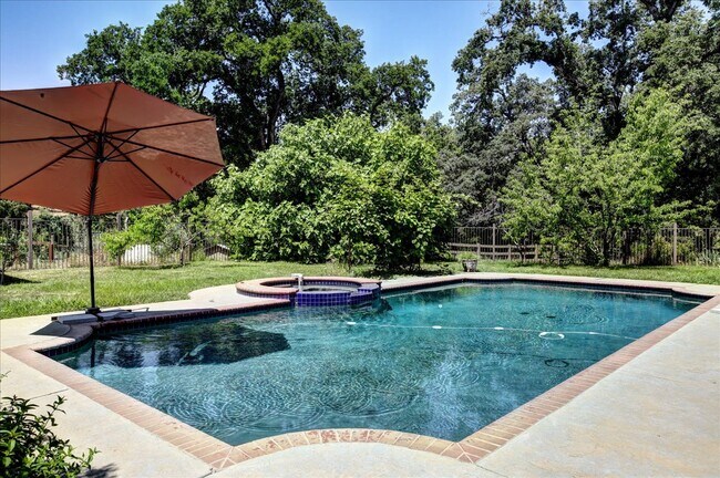 Foto del edificio - 15320 Chisum Trail