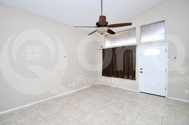 Building Photo - 1092 W Vaughn Ave