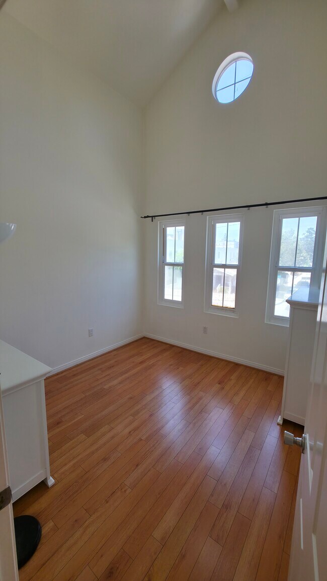 Foto del edificio - 300 E Providencia Ave