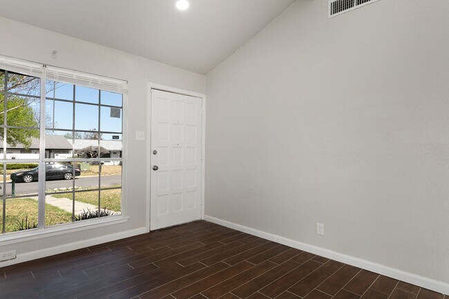 Foto del edificio - Renovated 2 Bedroom 1 Bath Near UTSA, Medi...