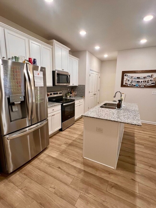 Building Photo - Charming & Convenient 3BR Home in Oakwood