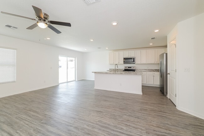 Building Photo - 3 Bedroom Home in Auburndale!