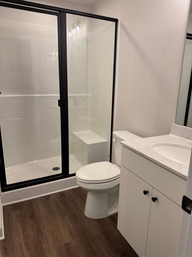 Building Photo - Luxury Lakeview Living Just Minutes from D...
