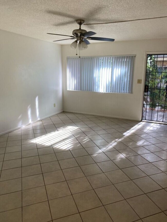 Foto del edificio - HOLIDAYSPECIAL-1 Mo Free REBATE! La Mesa: SPACIOUS 2BR/1BA Unit with private patio/small yard space