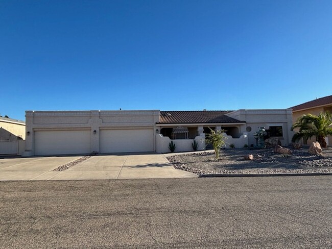 Building Photo - 4 Bedroom Pool Home on the Golf Course