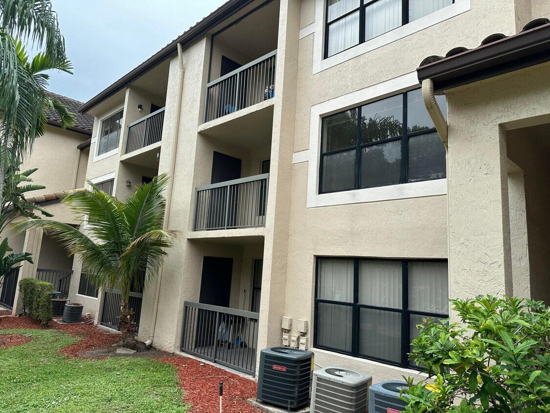 Foto principal - 4261 W McNab Rd