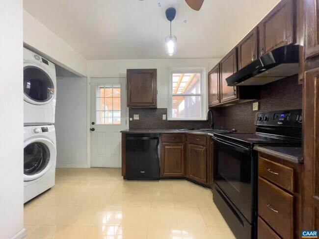 Foto del edificio - 625 Bailey Rd